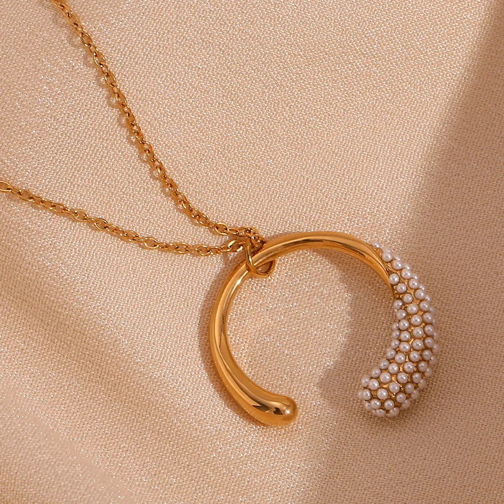 Classic Horse Shoe Style Solid Color Stainless Steel Plating 18K Gold Plated Pendant Necklace