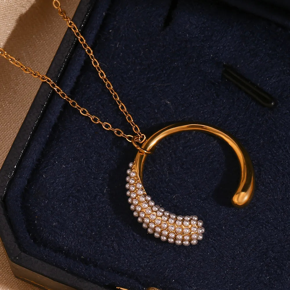 Classic Horse Shoe Style Solid Color Stainless Steel Plating 18K Gold Plated Pendant Necklace