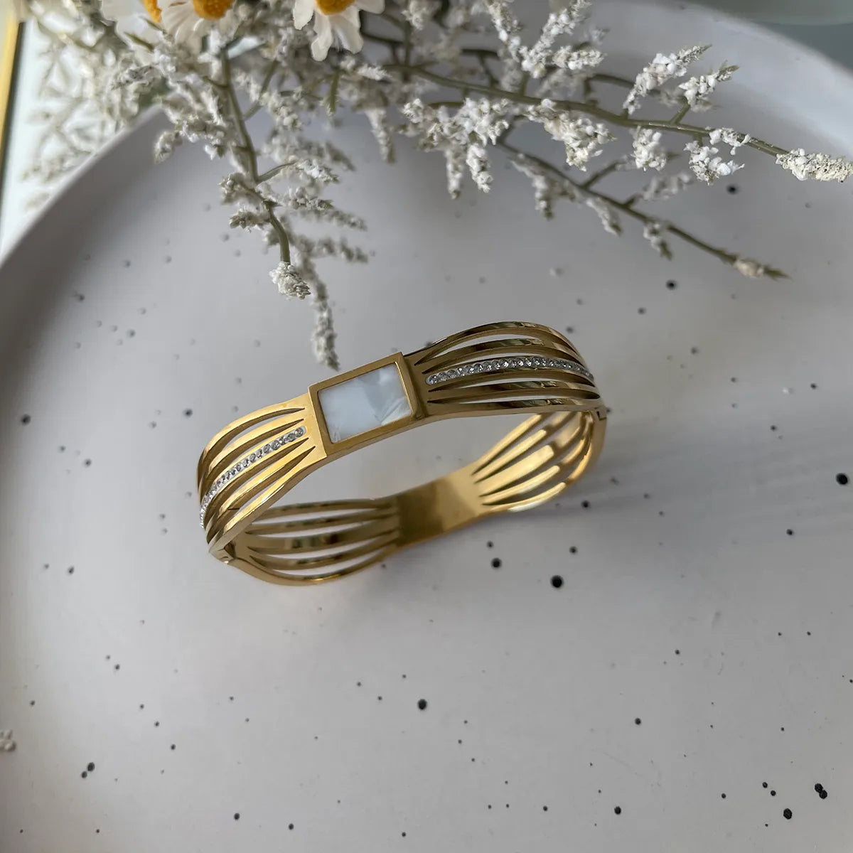 Basic Commute Solid Color 304 Stainless Steel 18K Gold Plated Acrylic Zircon Bangle